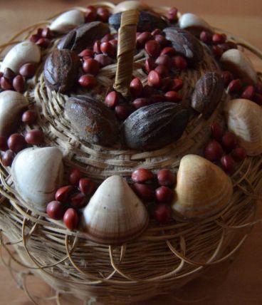 Paniers en osier et coquillages vintage