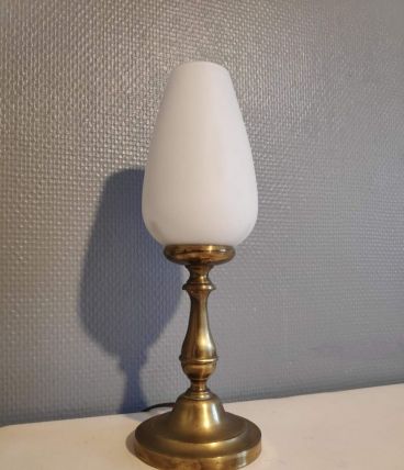 lampe avec pied en laiton et globe en opaline blanche ovoïde