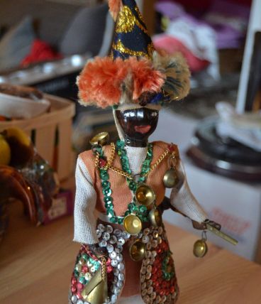 Figurine porteur d'eau en cuir et tissu année 80