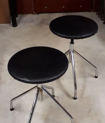 2 tabourets 1970 noir et chromes bon etat 