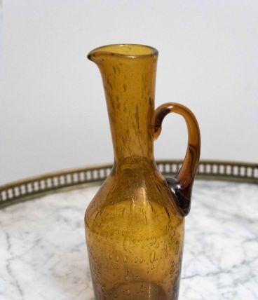 Petite carafe ancienne en verre soufflé ambré