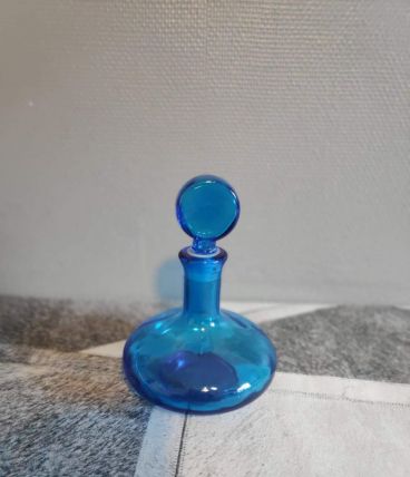 petite carafe italienne bleue avec bouchon arrondi