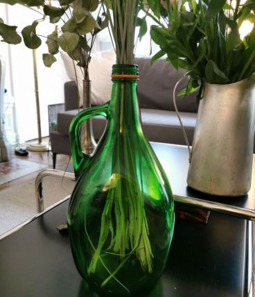 Ancienne bouteille en forme d'olive verte