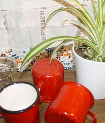 3  mugs vintage emaillés rouges
