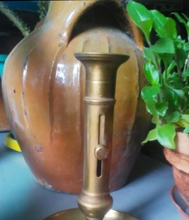 Bougeoir à poussoir en laiton