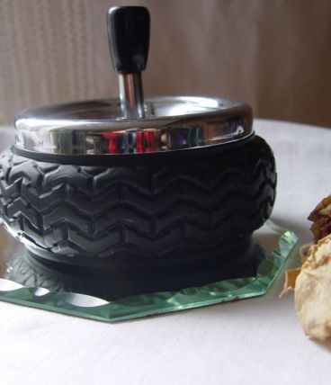 Cendrier à poussoir vintage