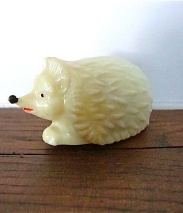 Petit hérisson à roulettes des années 60