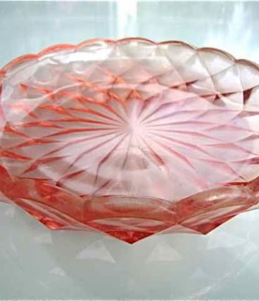 Assiette en verre rose 