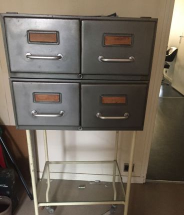 Fichier métallique 4 tiroirs sur pieds métal et tablette ver