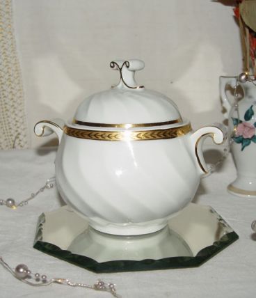 Sucrier en porcelaine blanche et or