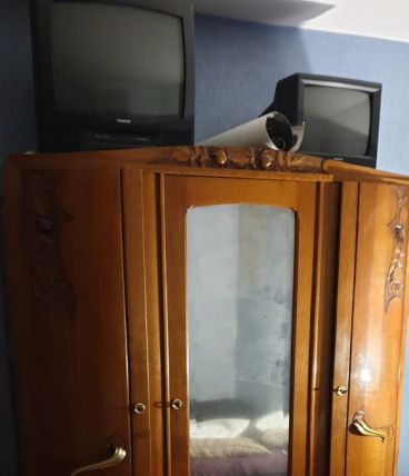 Armoire et table de chevet