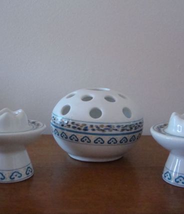 Pique fleurs et 2 bougeoirs assortis en céramique décorée