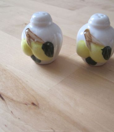 salière poivrière   en faïence  hauteur 5.50 cm