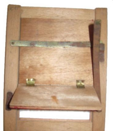 Ancienne presse Châssis en  feutre et bois  Matériau Collect