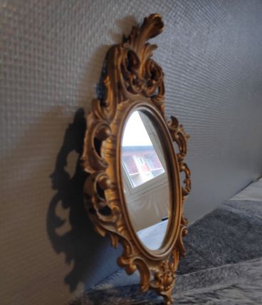 petit miroir ancien style rocaille en résine dorée