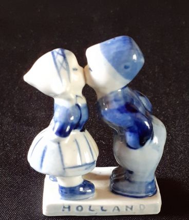 Figurine "premier baiser" en porcelaine