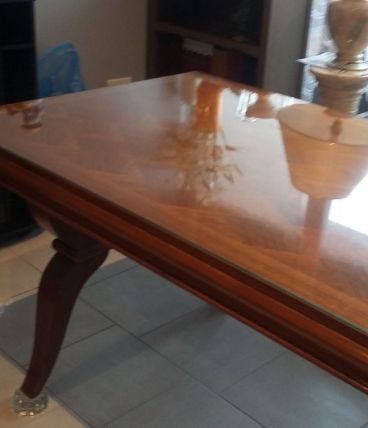 Table marquetée acajou, plateau en verre et rallonges