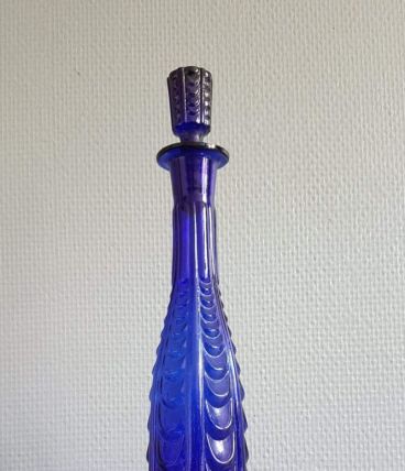 petite carafe bleue foncée en verre ciselé