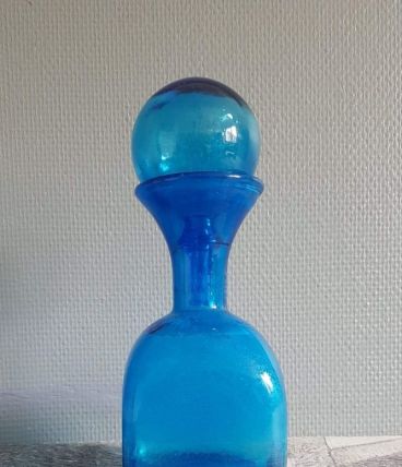 carafe en verre bleu carré avec gros bouchon rond