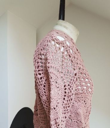 gilet en crochet marron- rose