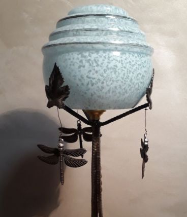 lampe fer forge ,motif feuille de vigne et libelule  ,1920  
