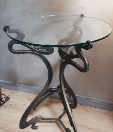 petite table avec pietement  fer tres ancien