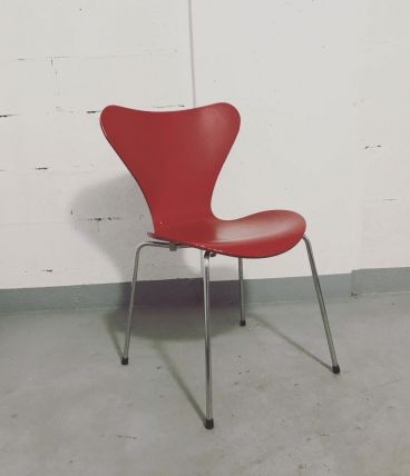 ARNE JACOBSEN pour FRITZ HANSEN Chaises « série 7 ». 