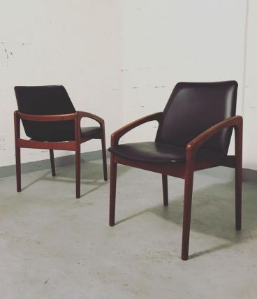 HENNING KJAERNULF pour KORUP STOLFABRIK  Fauteuils en teck. 