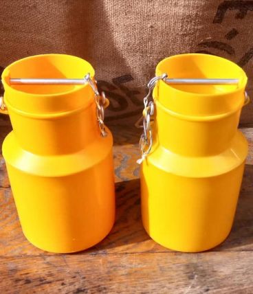 Deux pots à lait en plastique (POLA)