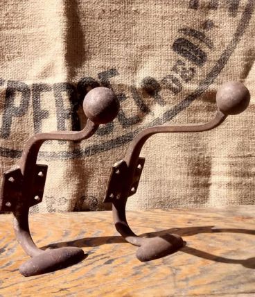 Paire d'anciennes patères doubles en métal - Années 50