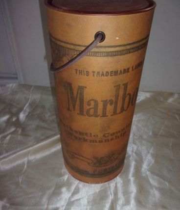 Boite cylindrique de la marque MALBORO