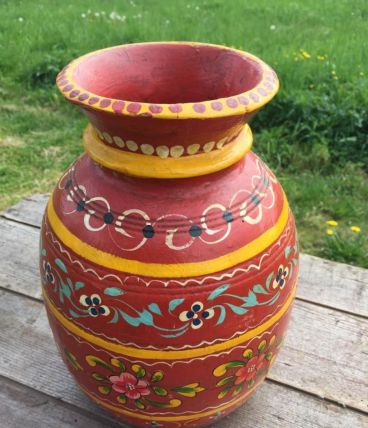 Vase en bois peint 
