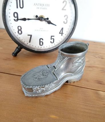 Chaussure "vagabonde" cendrier en métal 