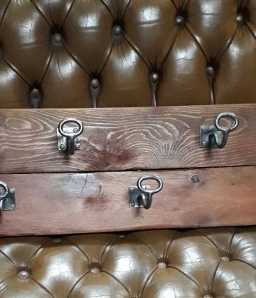 portemanteau mural   1960 patere acier brut sur bois (sapin)