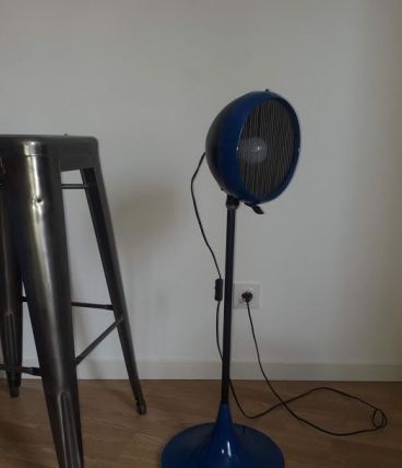 lampe vintage avec phare de voiture ancienne