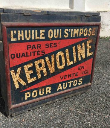 Caisse en bois vintage avec couvercle et beaucoup de patine.