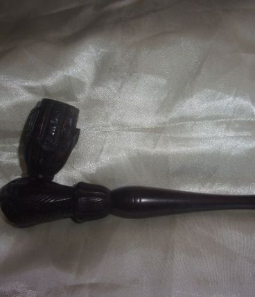 Ancienne pipe en bois sculpté