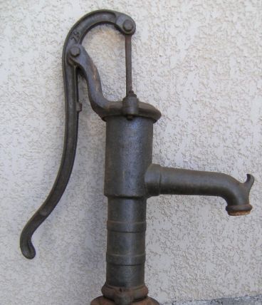 Ancienne pompe à eau à piston fer forgé fonte