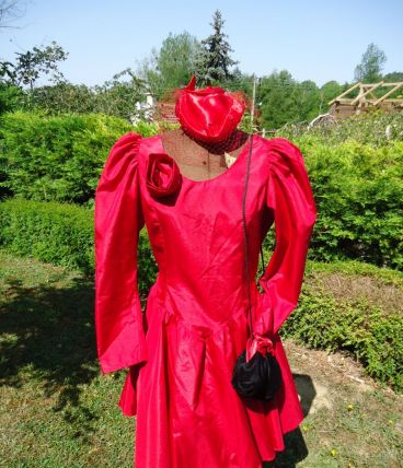 Robe  de cérémonie vintage rouge Taille 40 cintrée,  manches