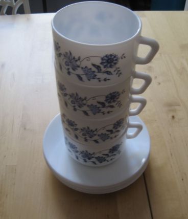 4 grandes  tasses Arcopal vintage à décors de fleurs bleues 