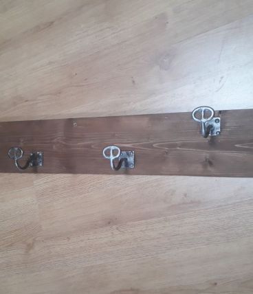 portemanteau mural 1960 a 70  patere acier  sur bois (sapin)
