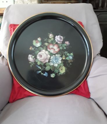 Plateau rond en tôle peinte avec décor bouquet de fleurs