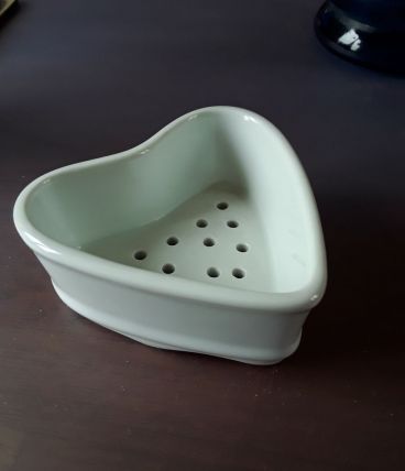 Faisselle en porcelaine en forme de coeur 