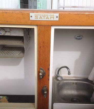 Ancien Frigo Brasserie de bar transformé en lave-mains
