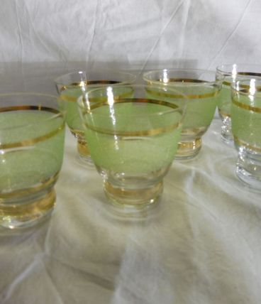 Service verres granités girés années 50 verts et dorés