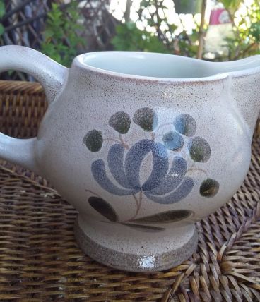 Petit pot/ carafe solo en faïence de Pornic. Peint à la main