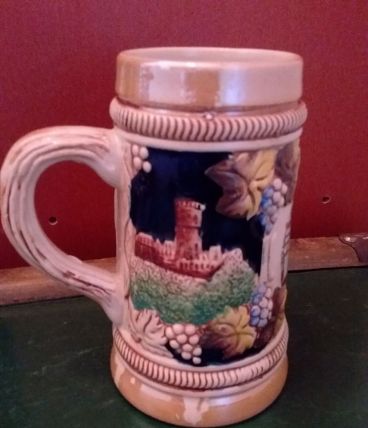 Chope à bière peinte à la main. Jolie faïence  décor barboti