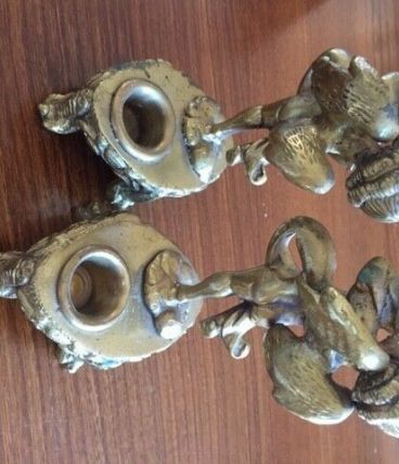 Paire d'angelots bougeoirs en métal doré.