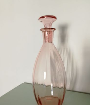 Carafe / vase en verre rose