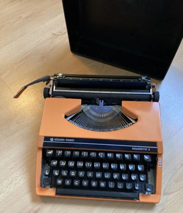 Machine à écrire vintage orange